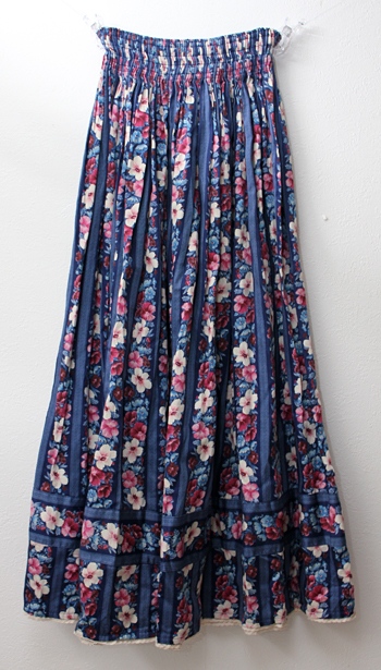 ブルーの花柄　チロリアンスカート